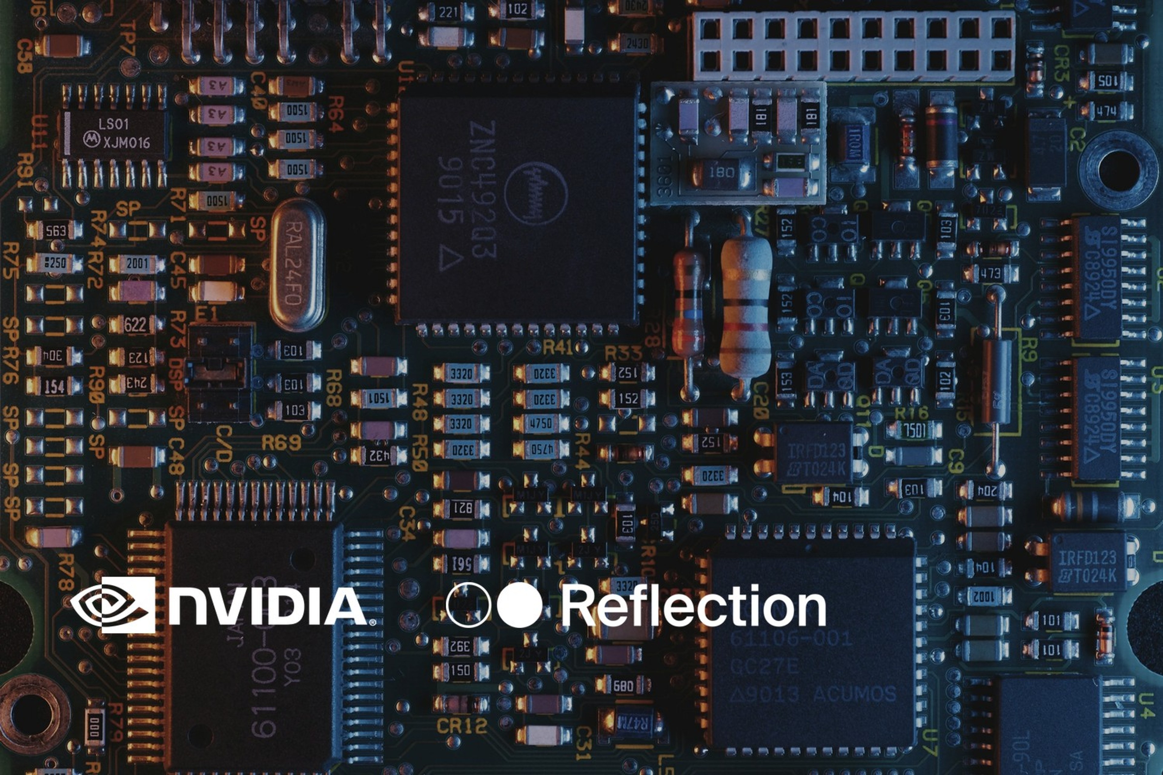 Nærbilde av en blå kretskortplate med mikrobrikker og elektroniske komponenter. Med logoene til Nvidia og Reflection AI lagt på.