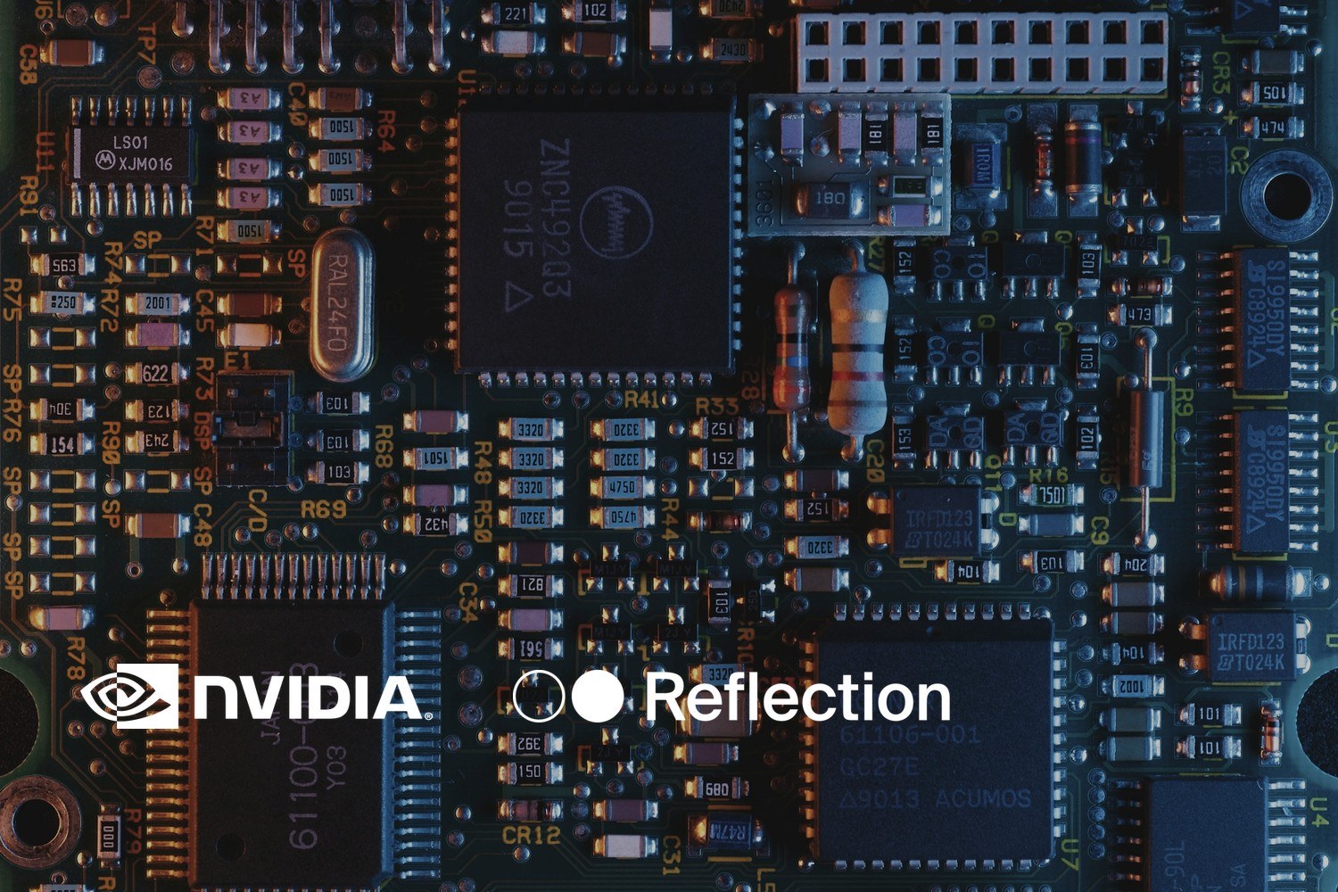 Nærbilde av en blå kretskortplate med mikrobrikker og elektroniske komponenter. Med logoene til Nvidia og Reflection AI lagt på.