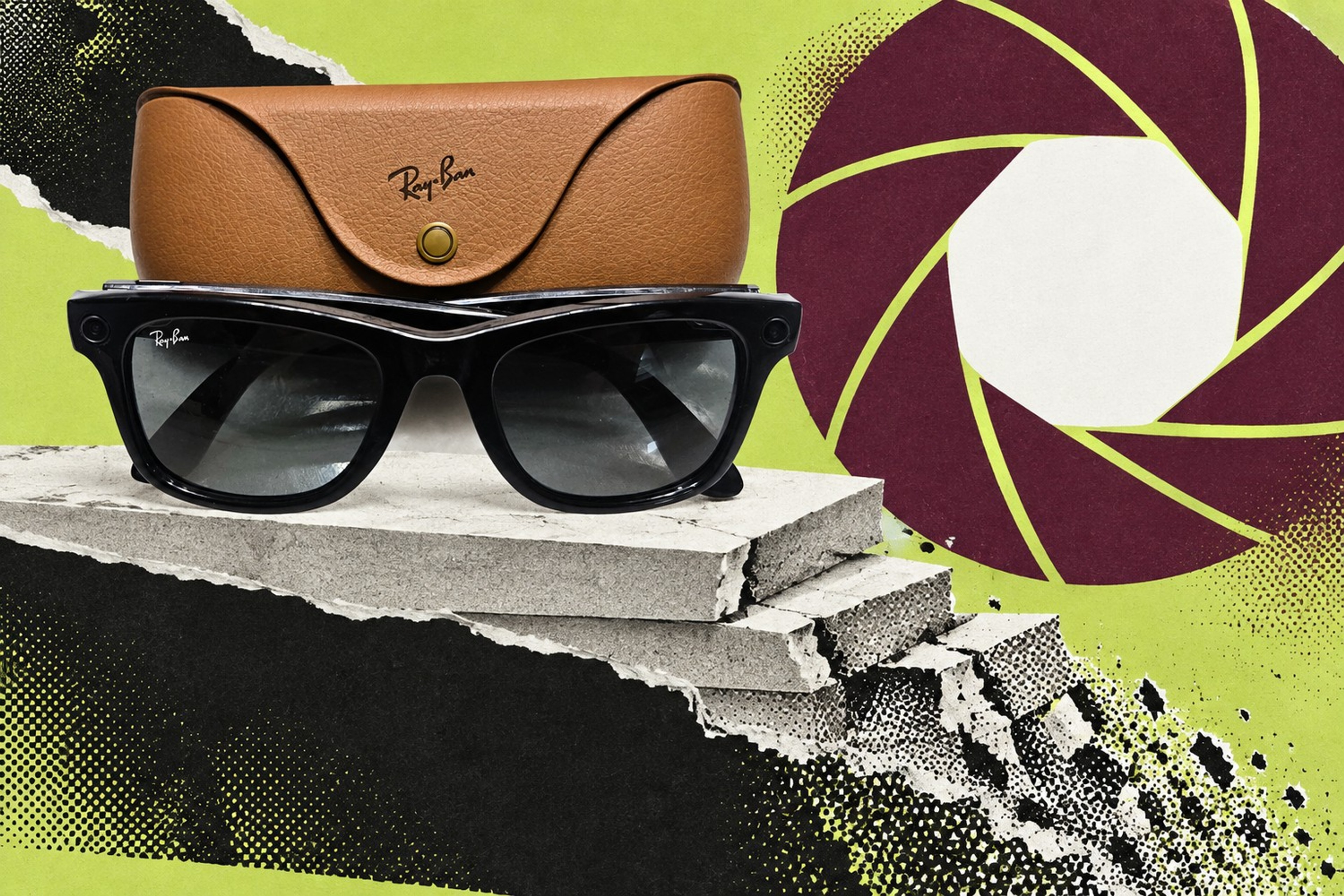 Collage: Ray-Ban-smartbriller og et brunt etui står på en papiraktig sokkel som brytes ned, ved siden av en stor grafisk kameralukker.