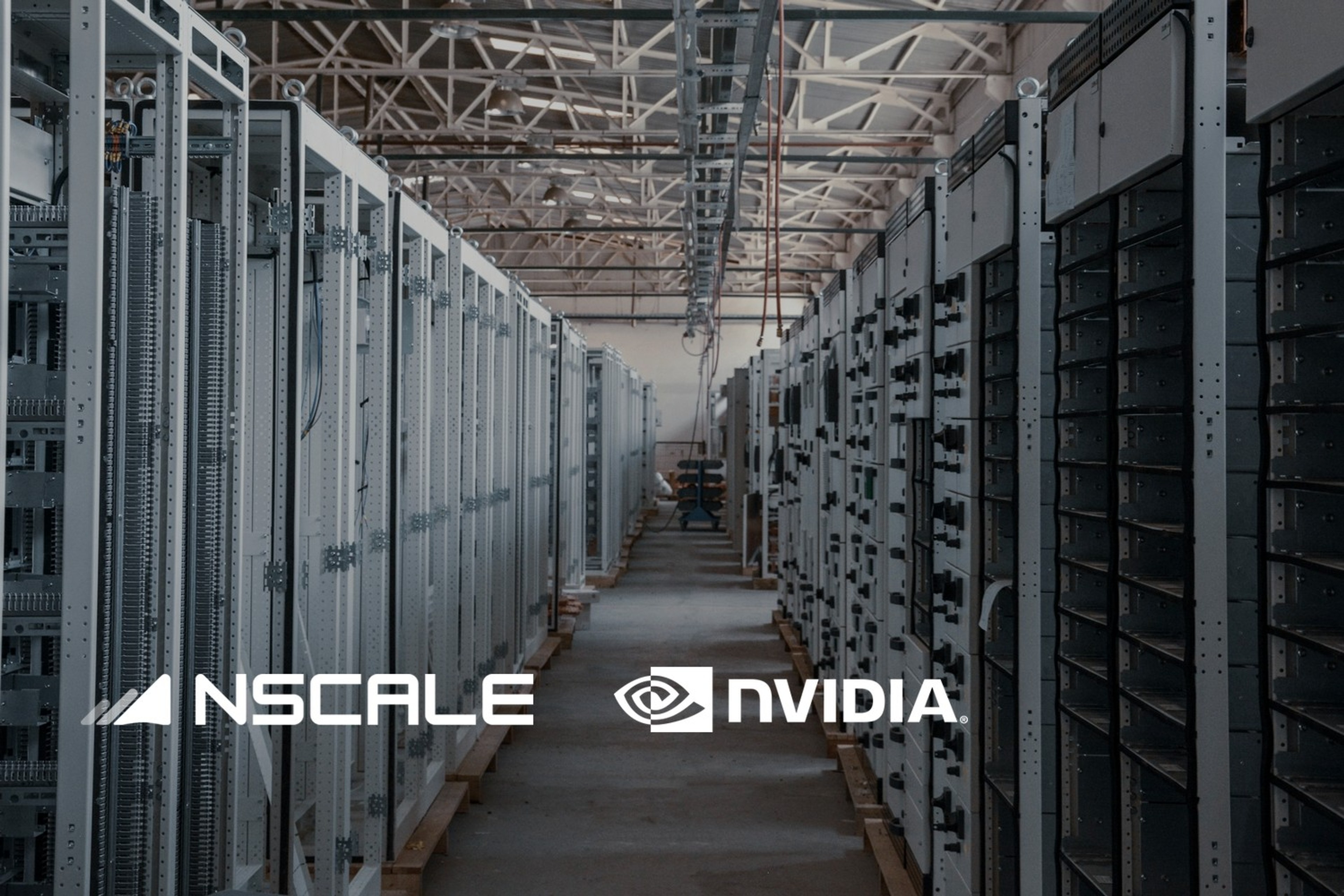 Rekker med serverrack i en datasenterhall. Med logoene til Nscale og Nvidia lagt på.
