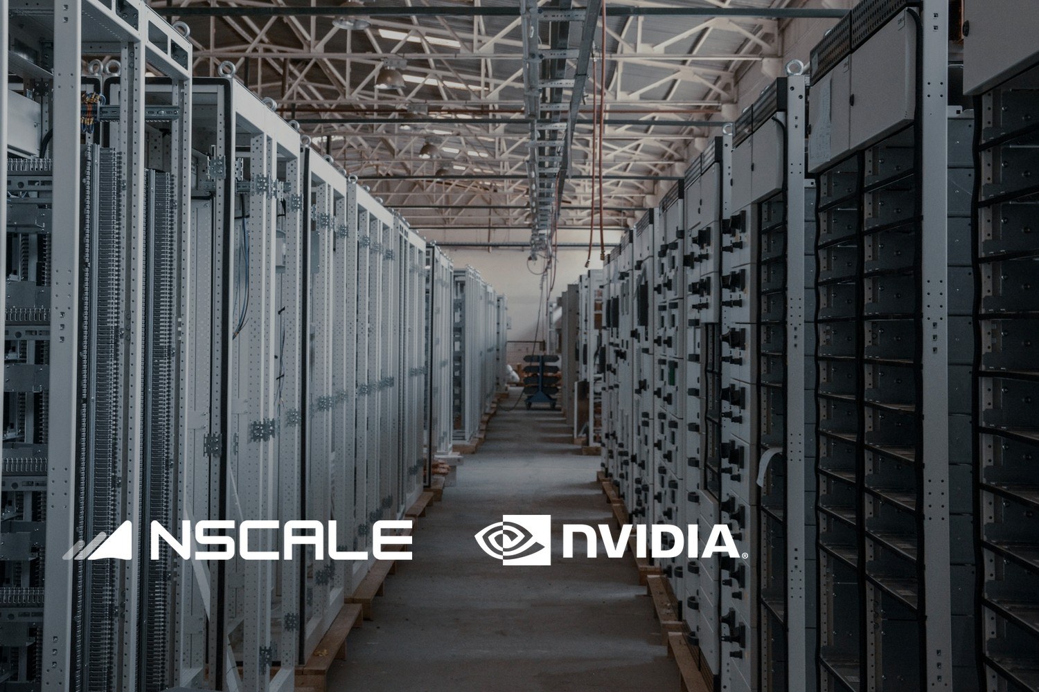 Rekker med serverrack i en datasenterhall. Med logoene til Nscale og Nvidia lagt på.
