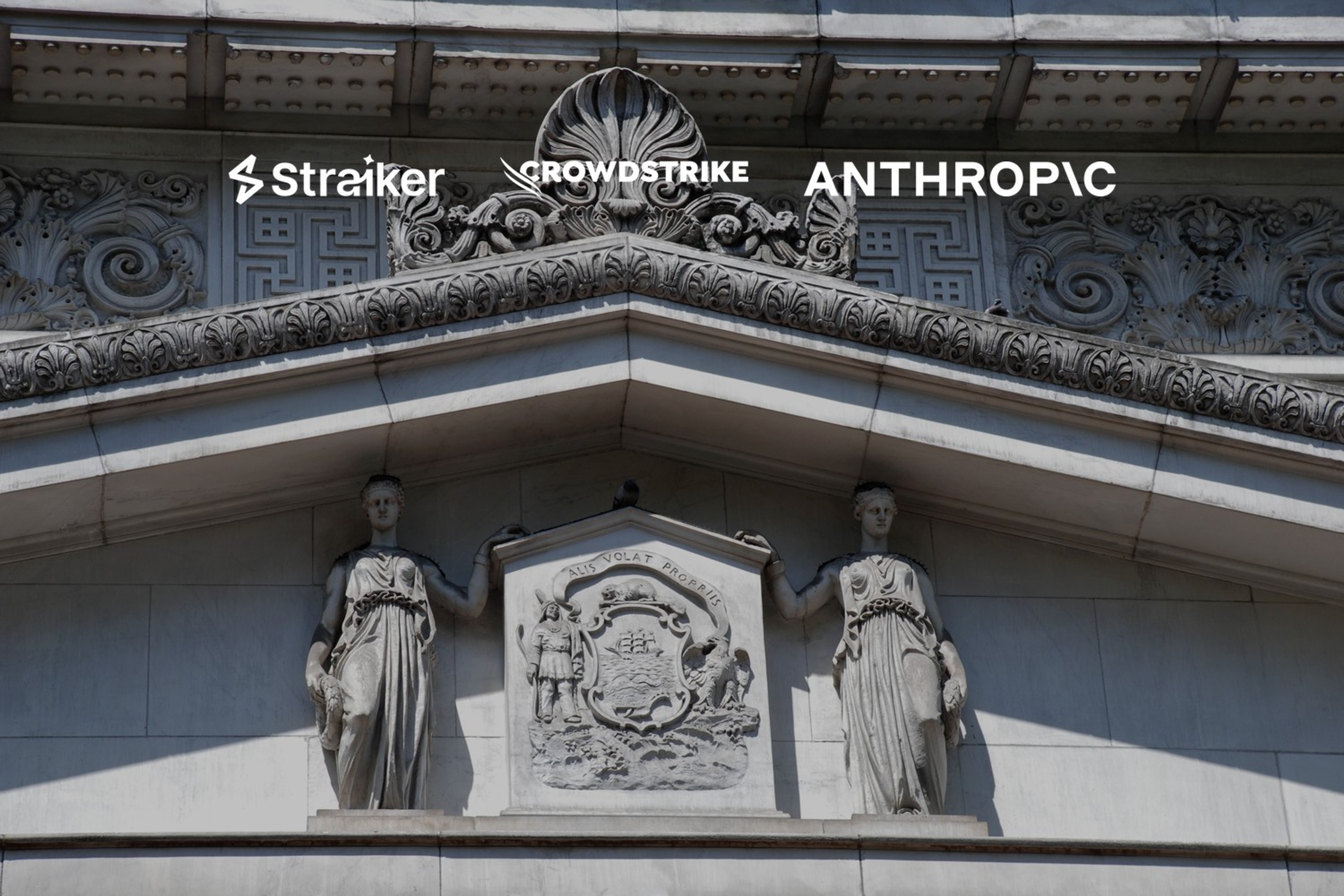 Utsmykket fasade på den historiske First National Bank-bygningen i Portland. Med logoene til Straiker og CrowdStrike og Anthropic lagt på.