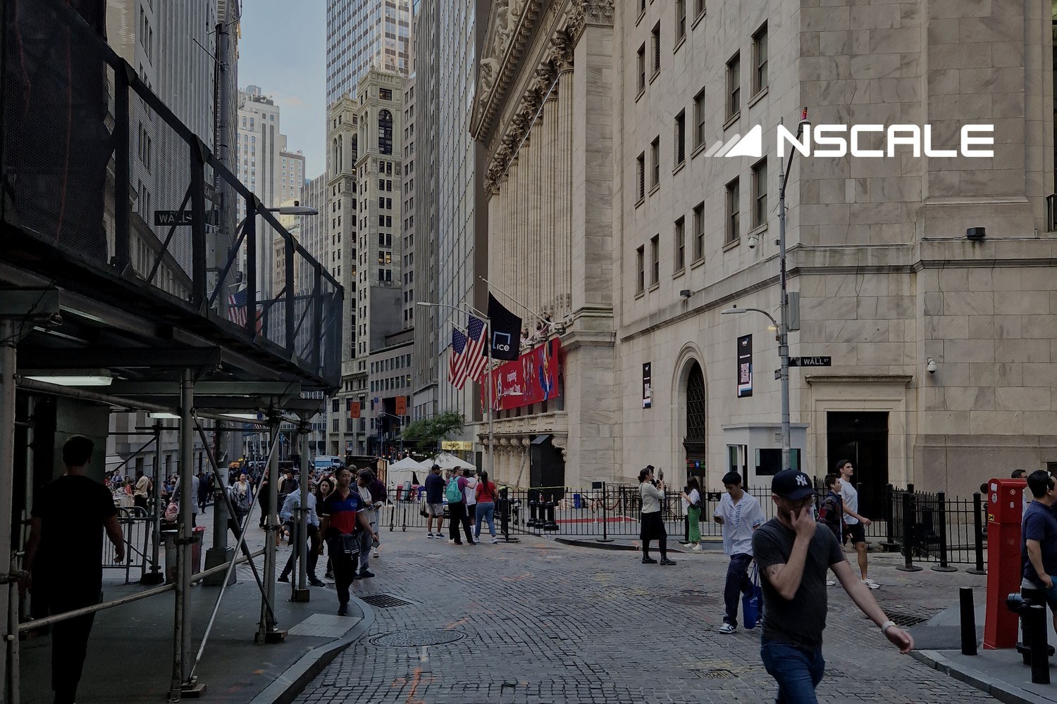 Gaten utenfor New York Stock Exchange på Wall Street i New York. Med logoen til Nscale lagt på.