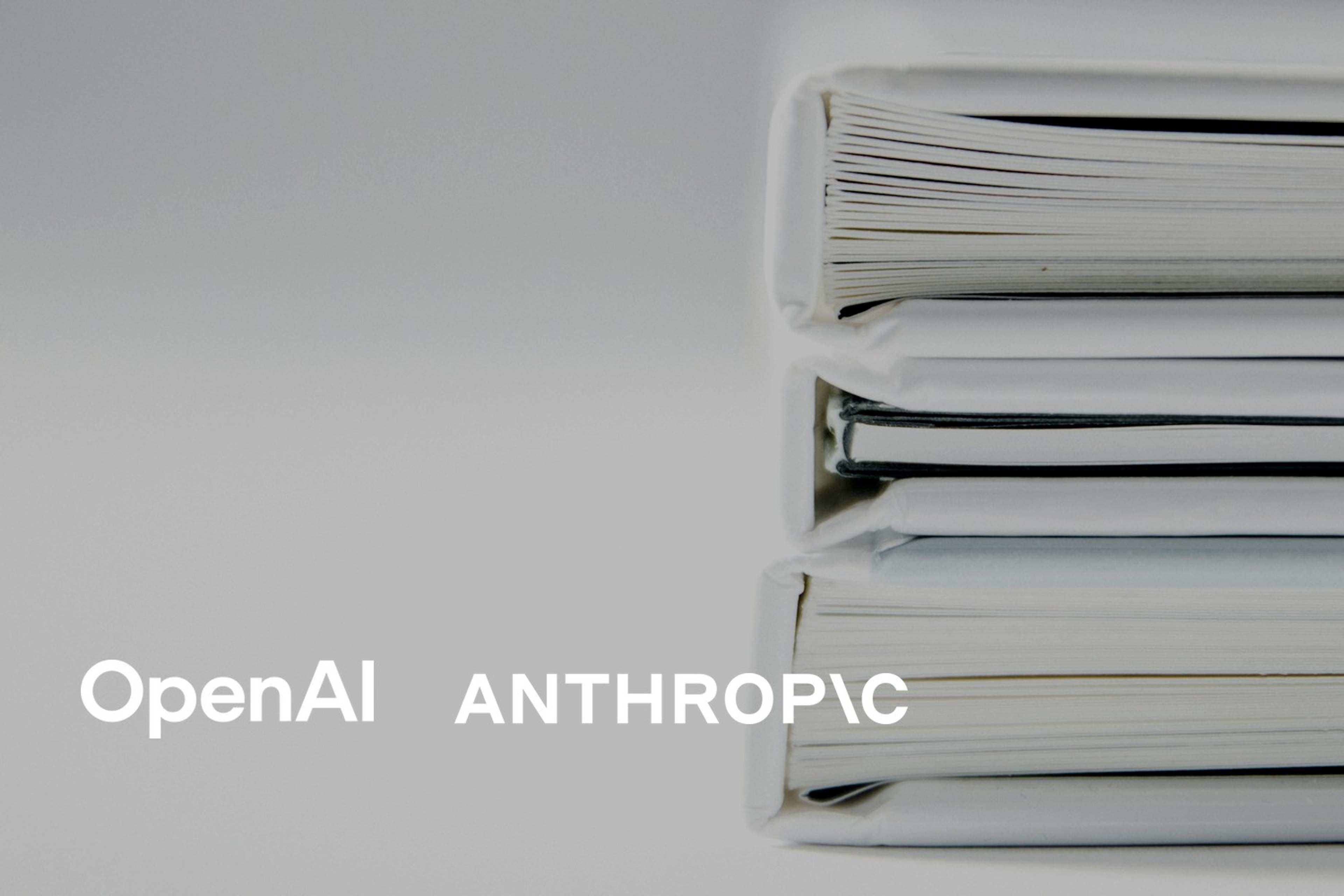 En stabel med tykke dokumentmapper på en lys flate. Med logoene til OpenAI og Anthropic lagt på.