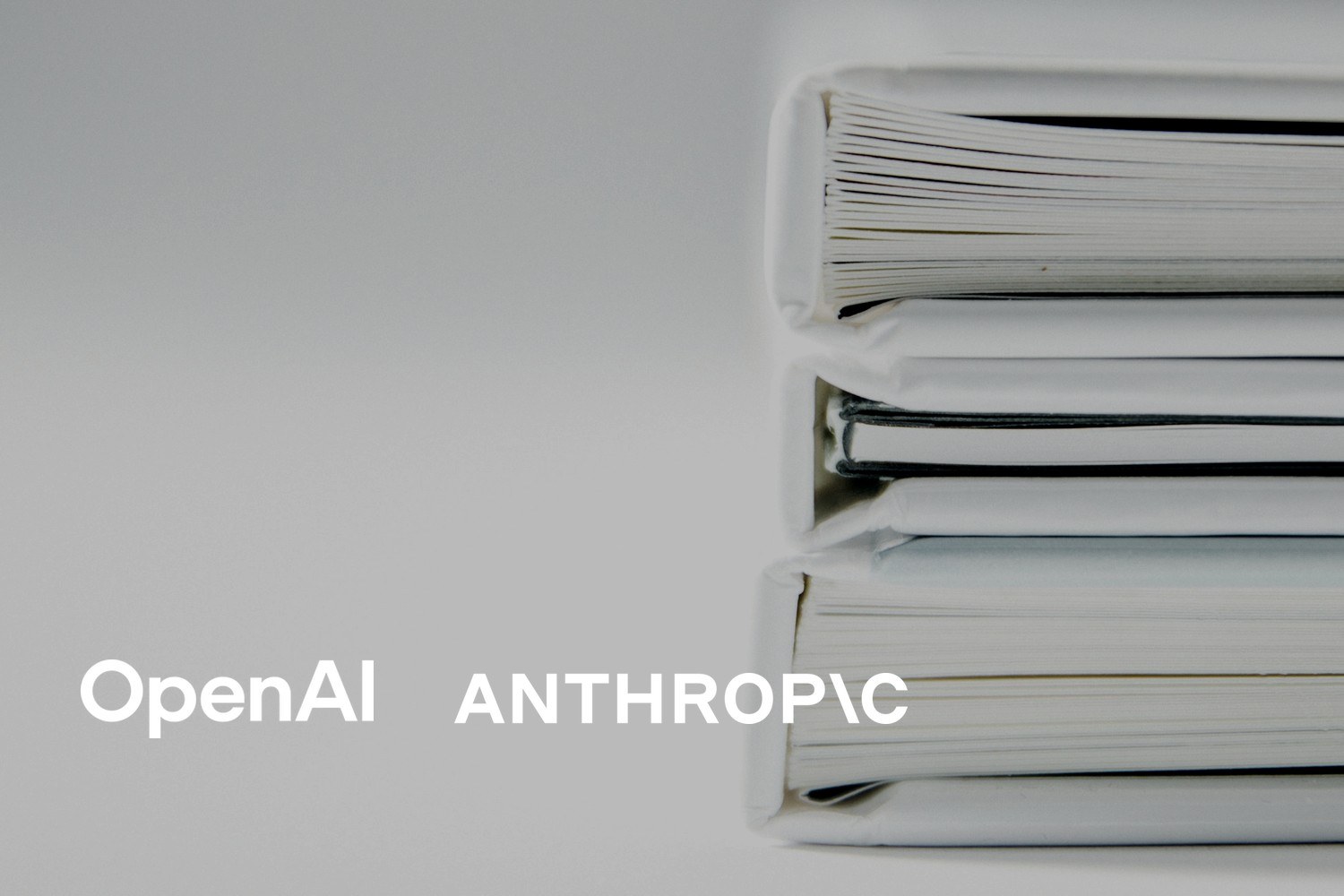 En stabel med tykke dokumentmapper på en lys flate. Med logoene til OpenAI og Anthropic lagt på.