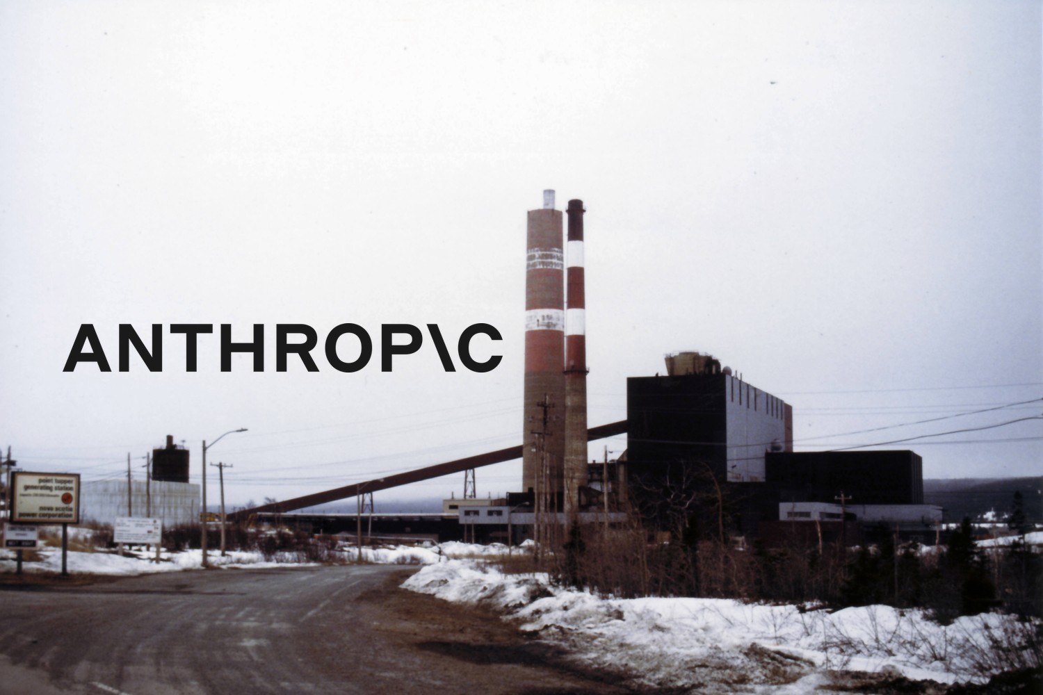 Point Tupper-kraftverket med industribygg, skorsteiner og snø langs veien i Nova Scotia. Med logoen til Anthropic lagt på.