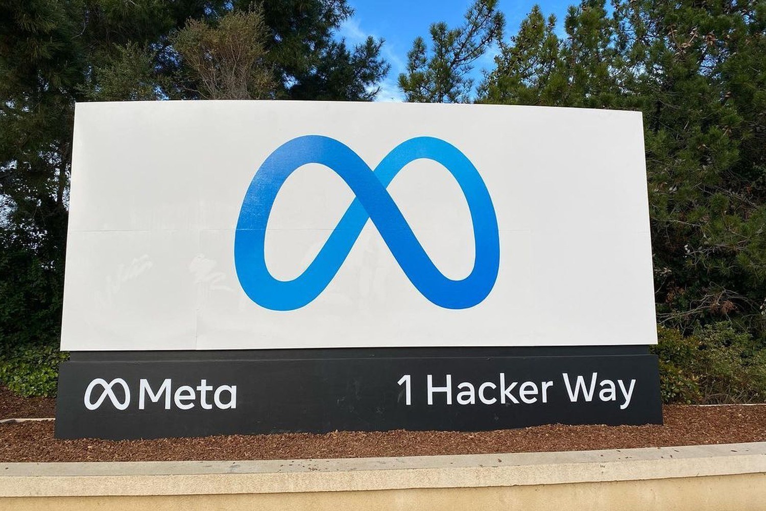 Skilt med Metas logo og adressen 1 Hacker Way ved selskapets hovedkontor i Menlo Park i California.