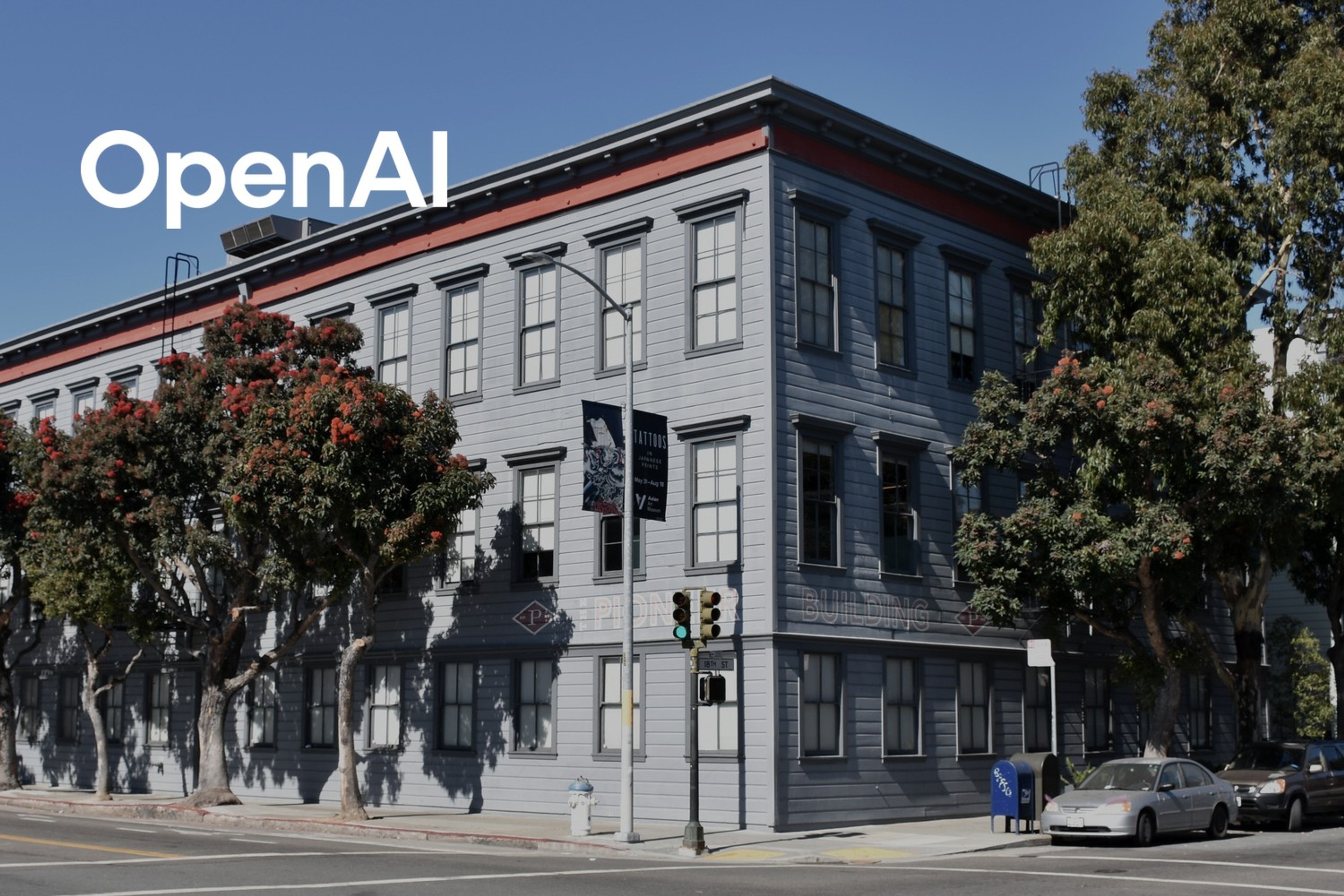 Pioneer Building, en grå hjørnebygning som OpenAI har brukt som hovedkontor, i San Francisco. Med logoen til OpenAI lagt på.