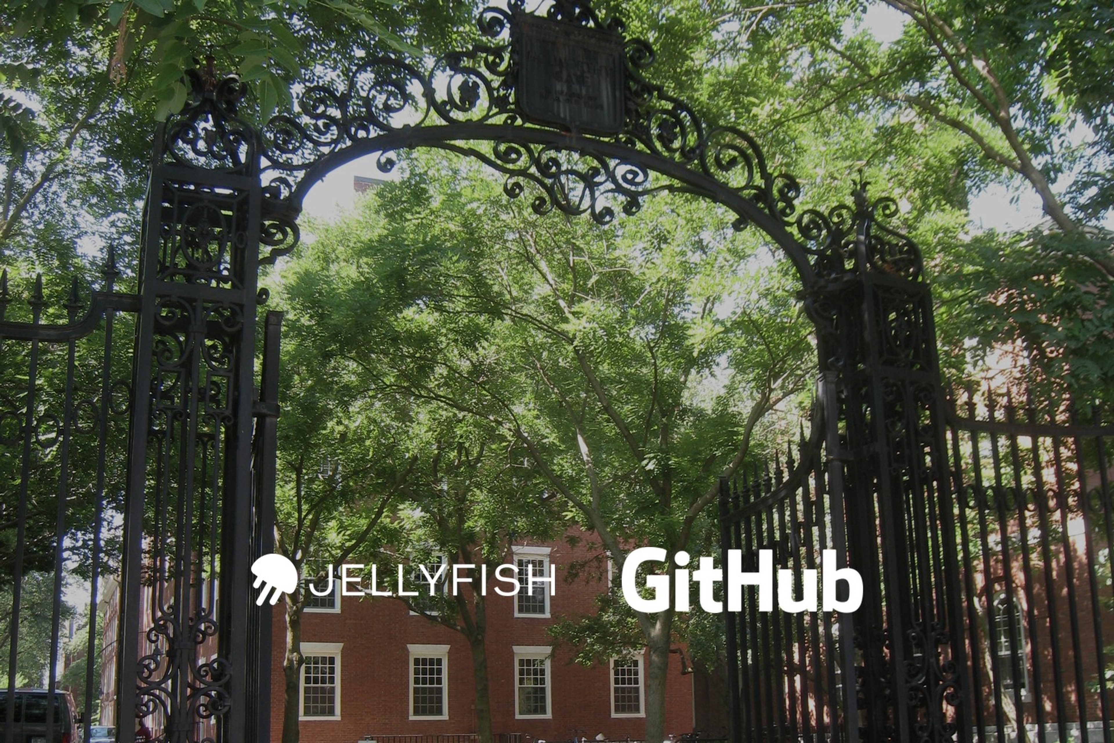 Den åpne Holworthy-porten leder inn til Harvard Yard ved Harvard University i Cambridge i Massachusetts. Med logoene til Jellyfish og GitHub lagt på.