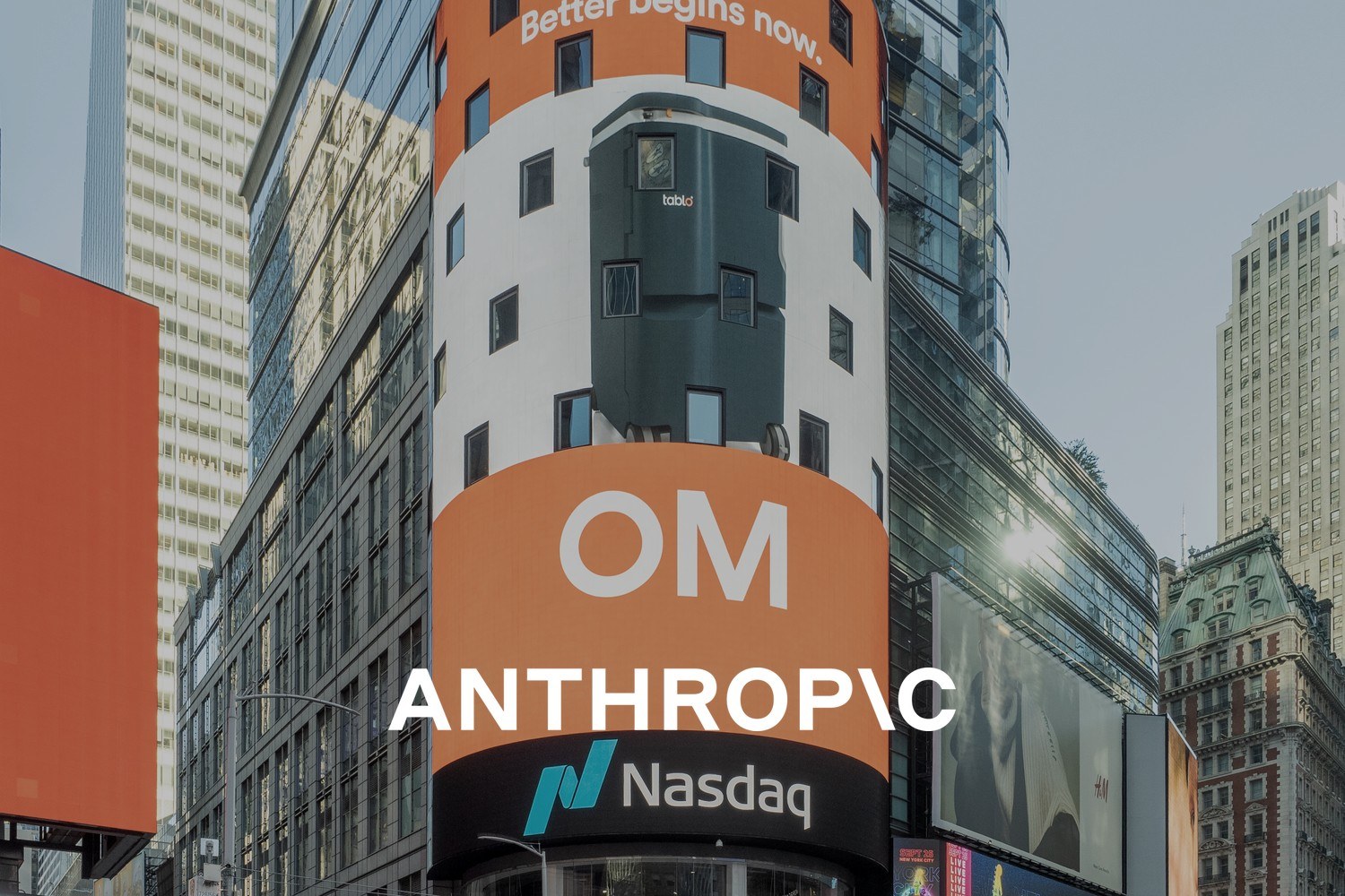 Nasdaq MarketSite med den store Nasdaq-logoen på fasaden ved Times Square i New York. Med logoen til Anthropic lagt på.