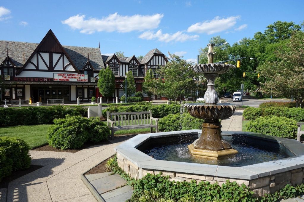 Mariemont town center and fountain