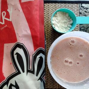 SNEAK EATS Strawberry Meal Repalcement