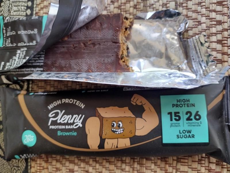A product shot for a review, comparing the Jimmy Joy Plenny Protein Bars and showing the cross-section of the Cookies and Cream flavour.