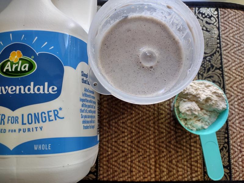 The texture and appearance of Jimmy Joy Plenny Shake when prepared with whole milk, showing the final mix and the ingredients used.