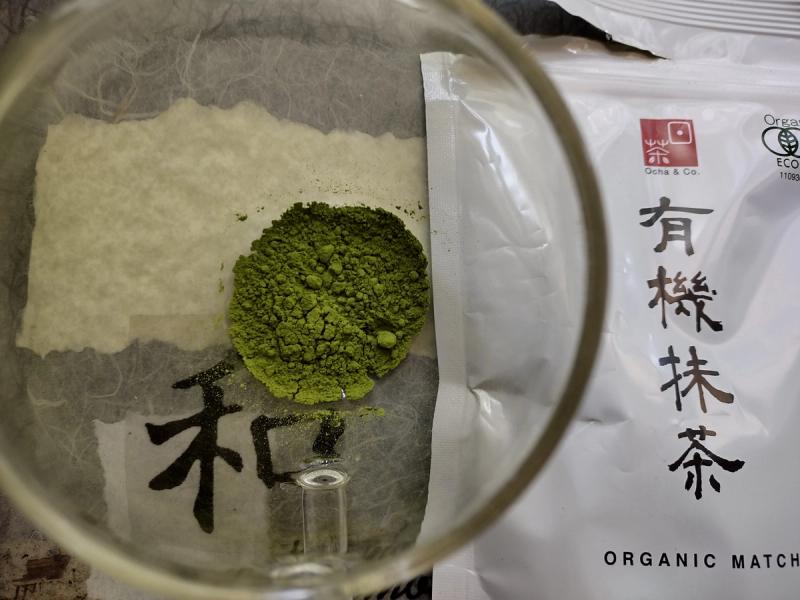 Picture of the Organic Shizuoka Matcha powder, showing a high quality fine green, next it the packaging.