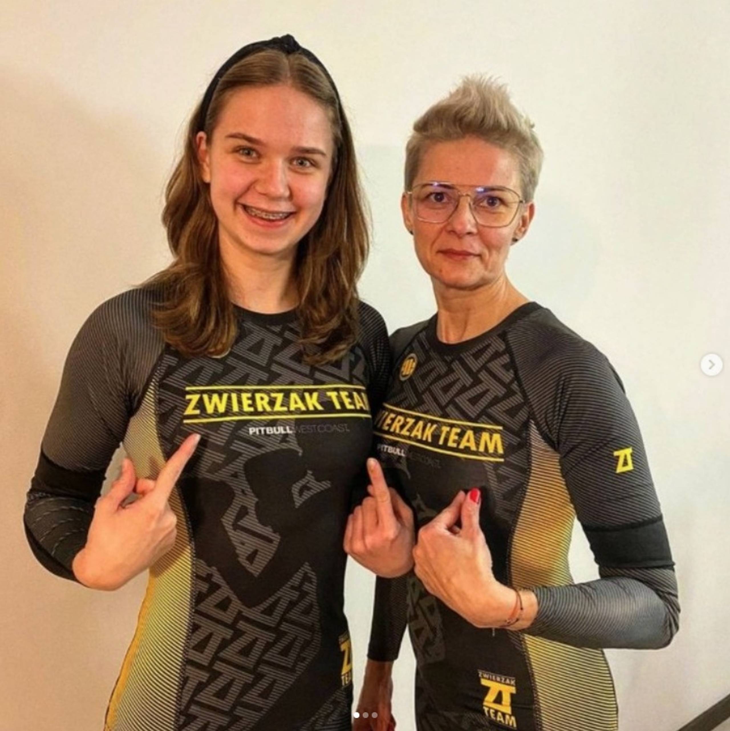 Dwie kobiety w jednakowych rashguardach Zwierzak Team
