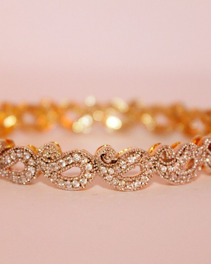 Bijoux Atelier Vai mis en scène sur nacre