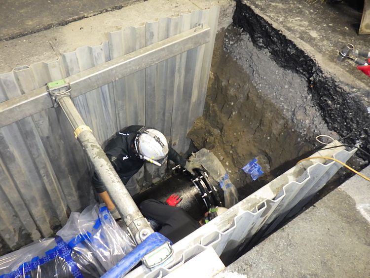 配水幹線の布設替工事現場