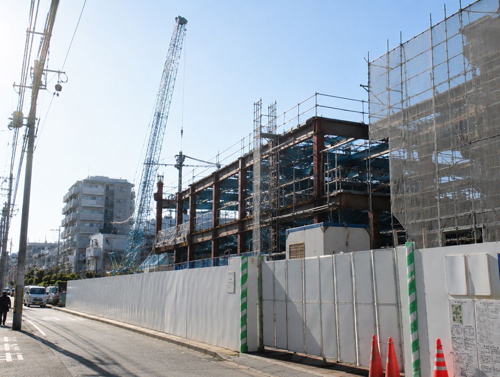 鉄骨建方が進む大型施設の新築工事現場
