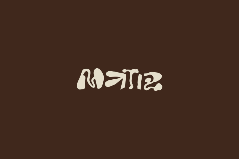 Logo do Matiz em bege sobre o marrom da marca