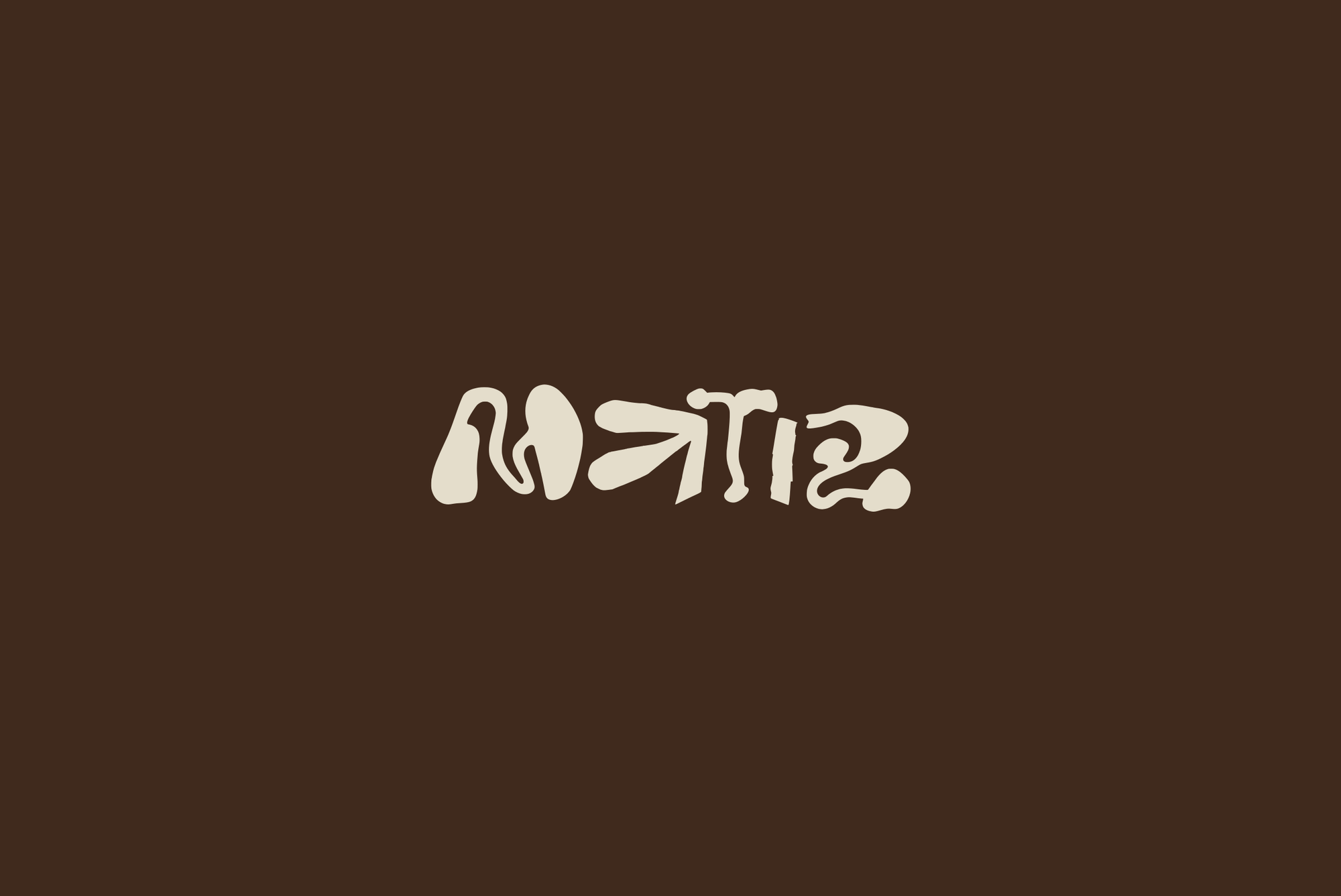 Logo do Matiz em bege sobre o marrom da marca