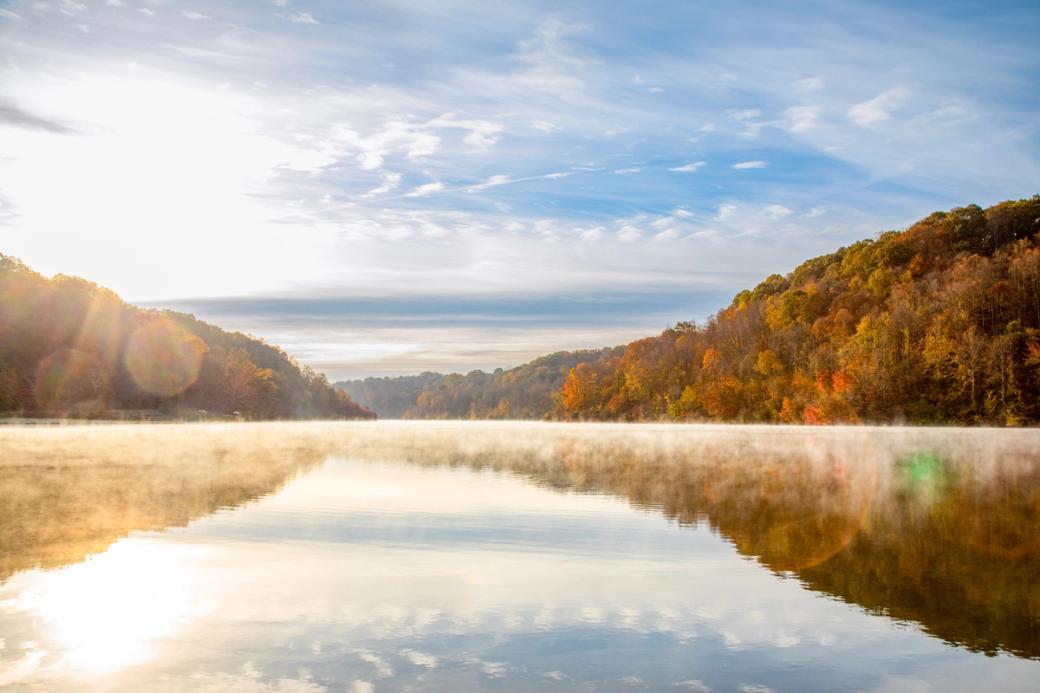 Photo of a serene lake during sunrise