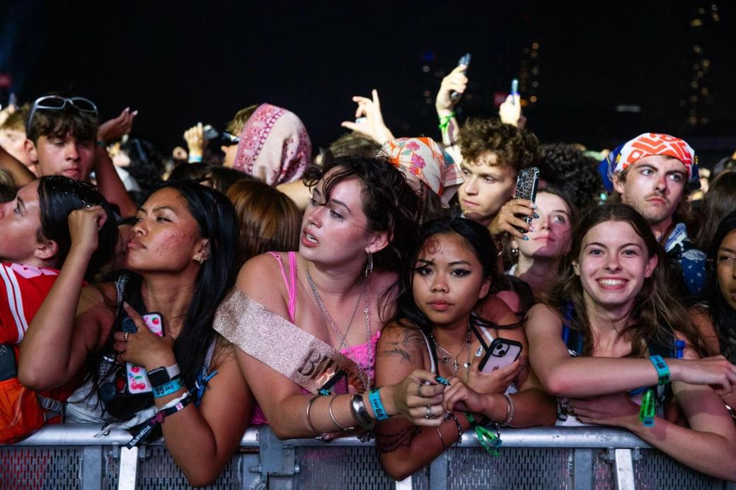 A crowd of people at the front gate of a concert