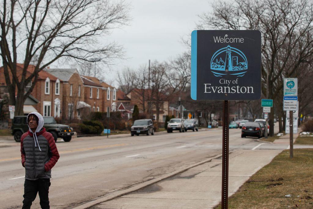 A sign welcoming people to the city of Evanston in 2021