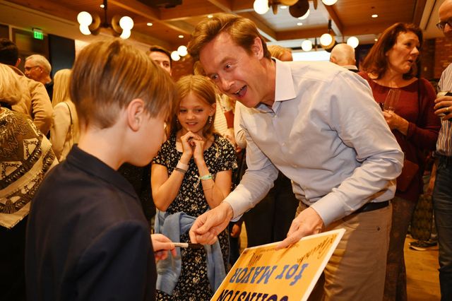 Mike Johnston signs autographs for supporters