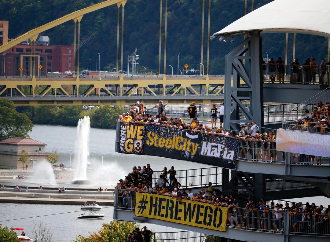 photo of point state park fountain behind Acrisure Stadium