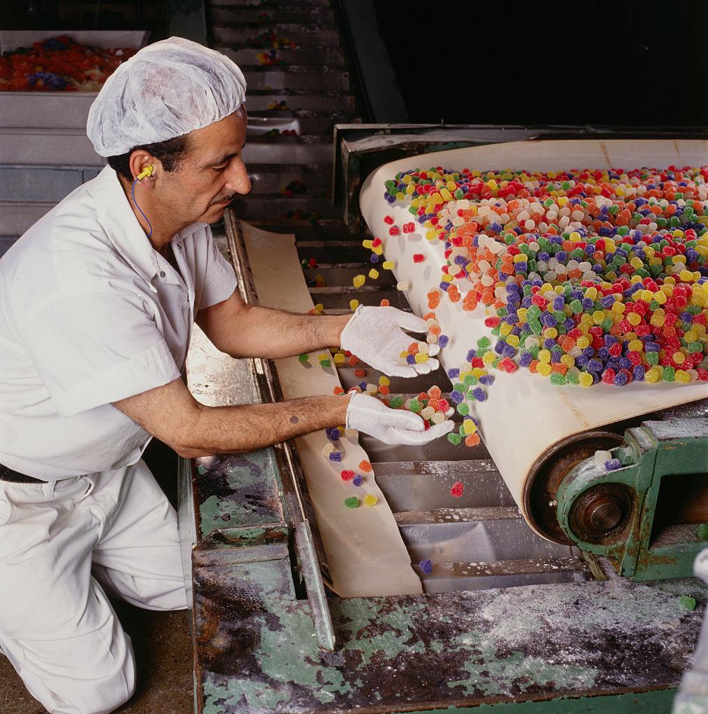 Candymaker at Brach's inspects gumdrops in 1991