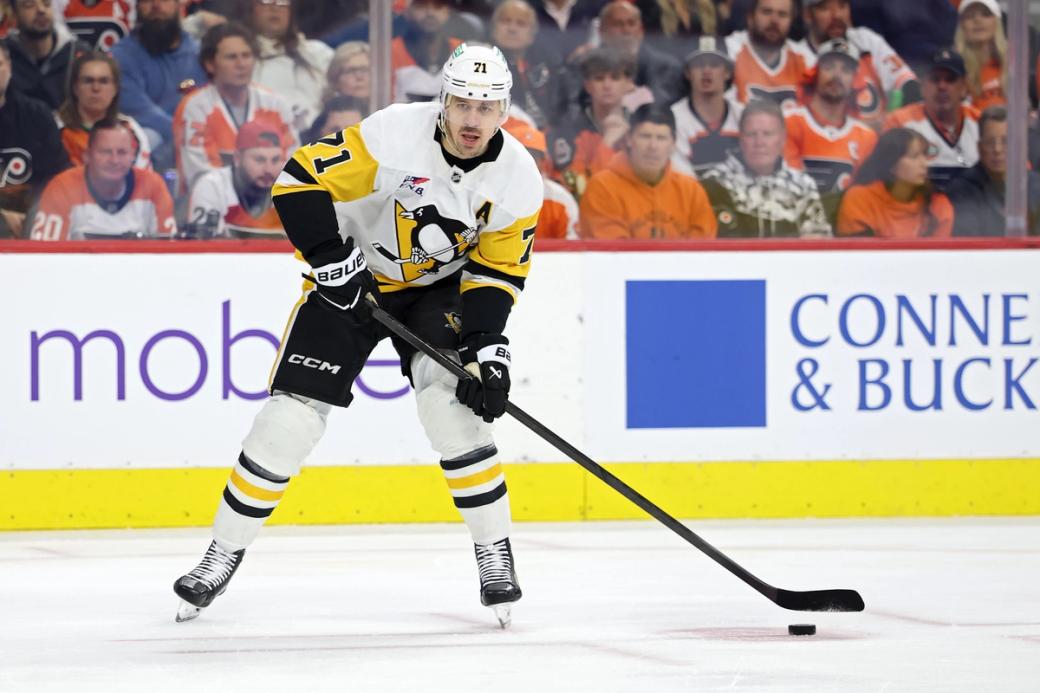Evgeni Malkin handling the puck while in the rink. 