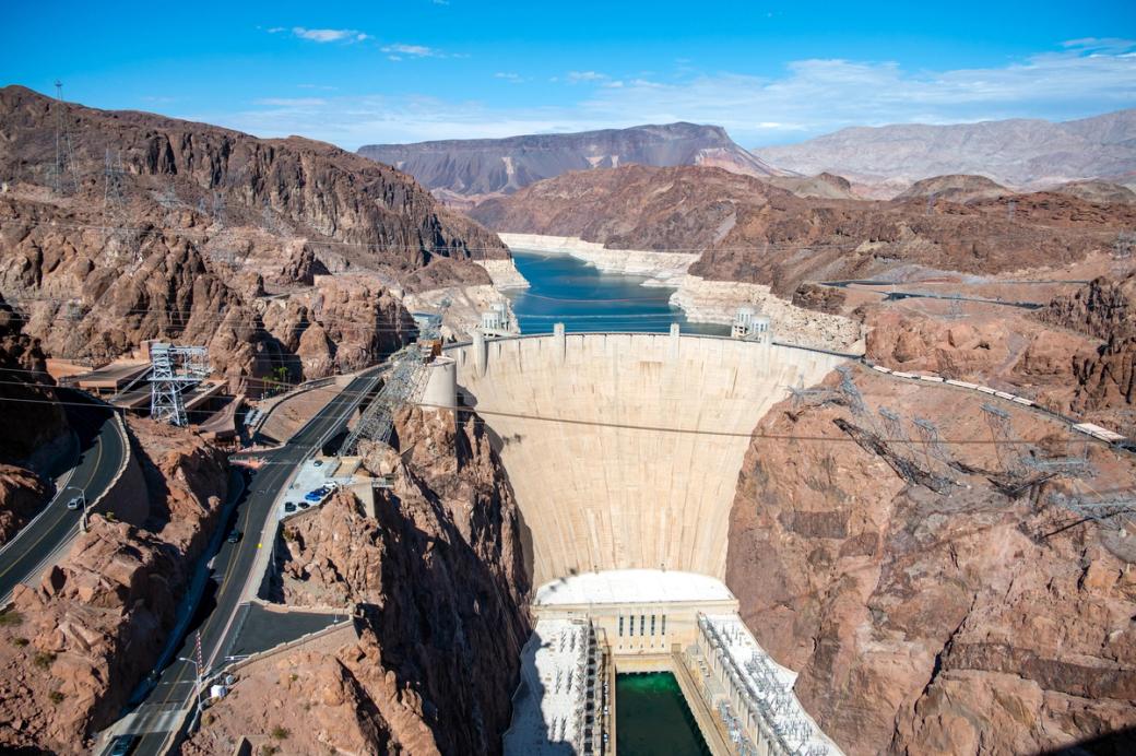 A flag-less Hoover Dam under a clear sky