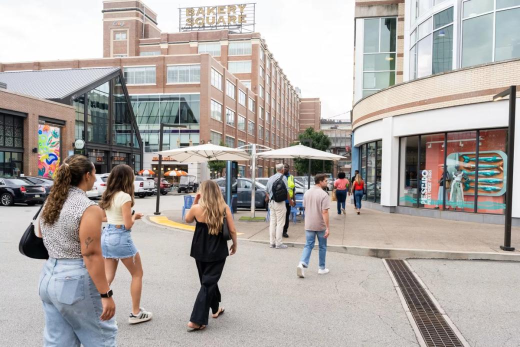  Shoppers crossing the street in Bakery Square.