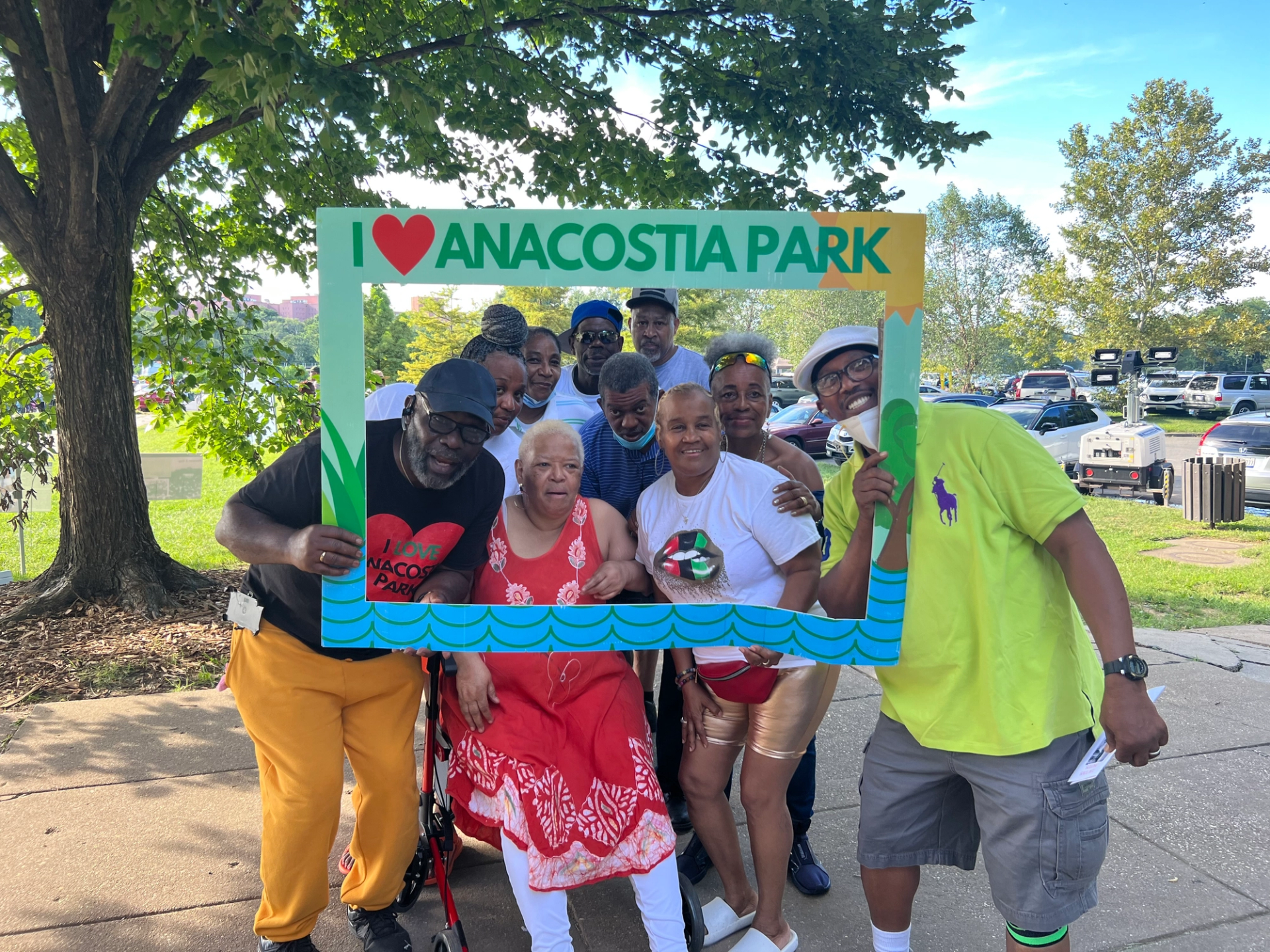 Community members helping out at Anacostia Park. (Nathan Peebles/FoAP)