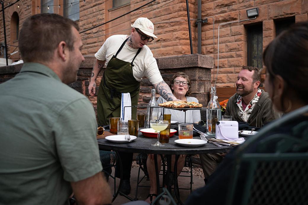 Colorado restaurant serves pizza to patrons