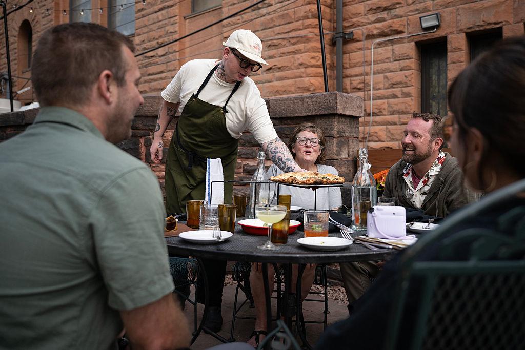 Colorado restaurant serves pizza to patrons