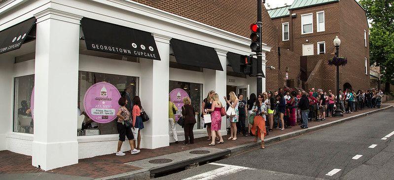 Lines around the block for Georgetown Cupcake after “DC Cupcakes” aired. (Richard Ricciardi/Wikimedia Commons)