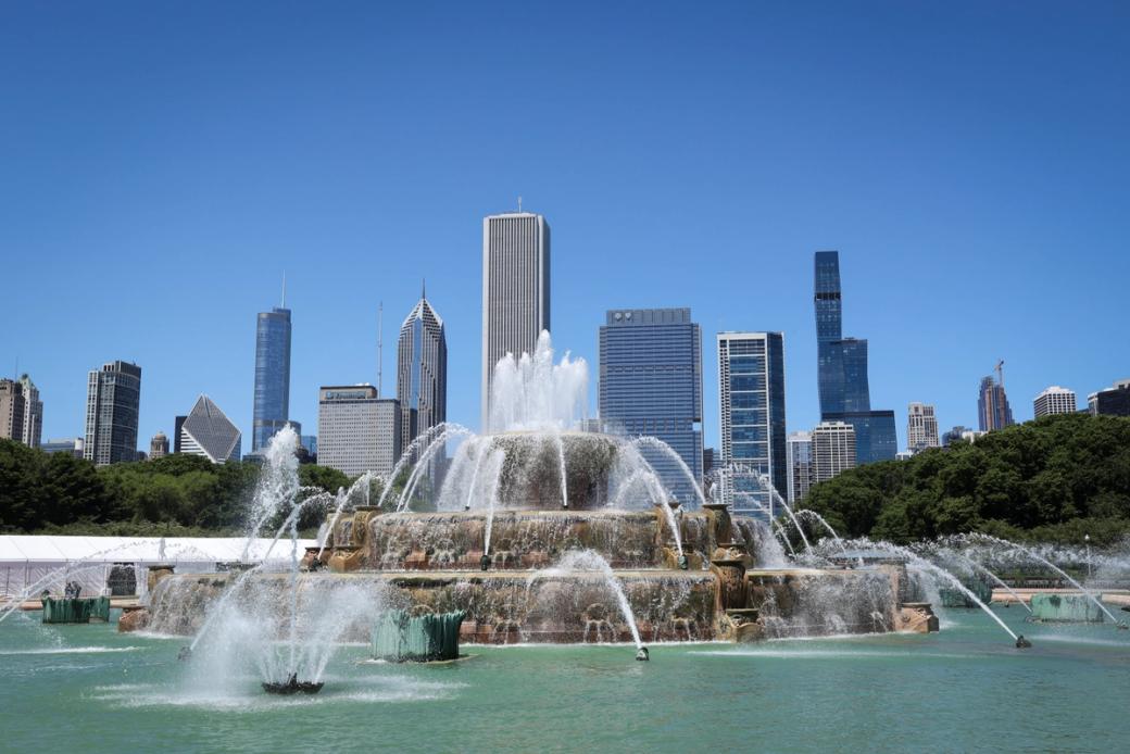 Buckingham fountain in the foreground and the chicago skyline in the background