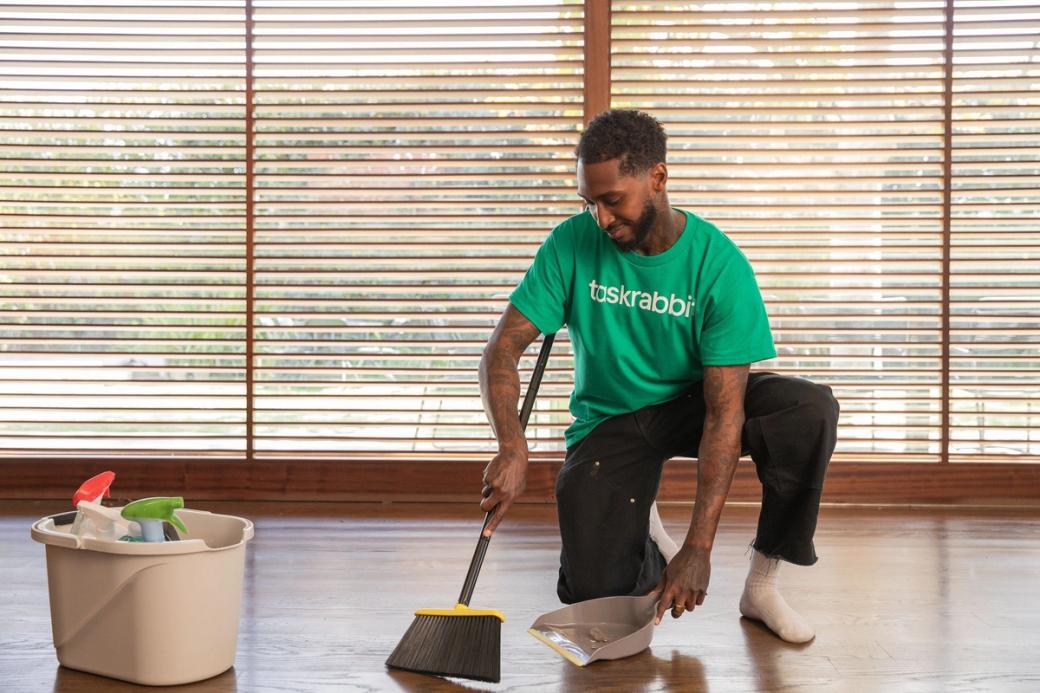 Display ad for Taskrabbit: an employee cleaning out an area