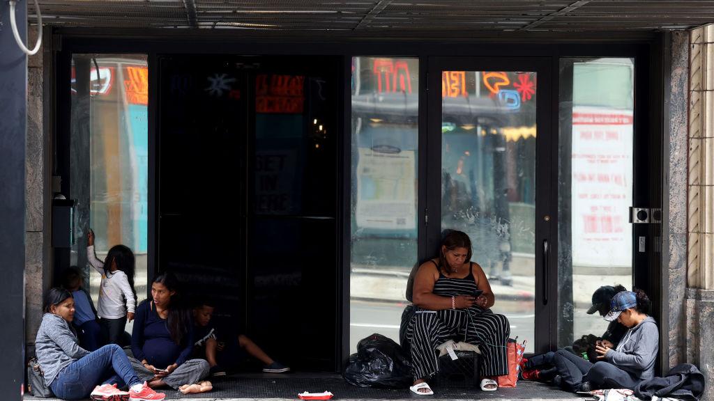 Migrants outside the Inn of Chicago in Streeterville