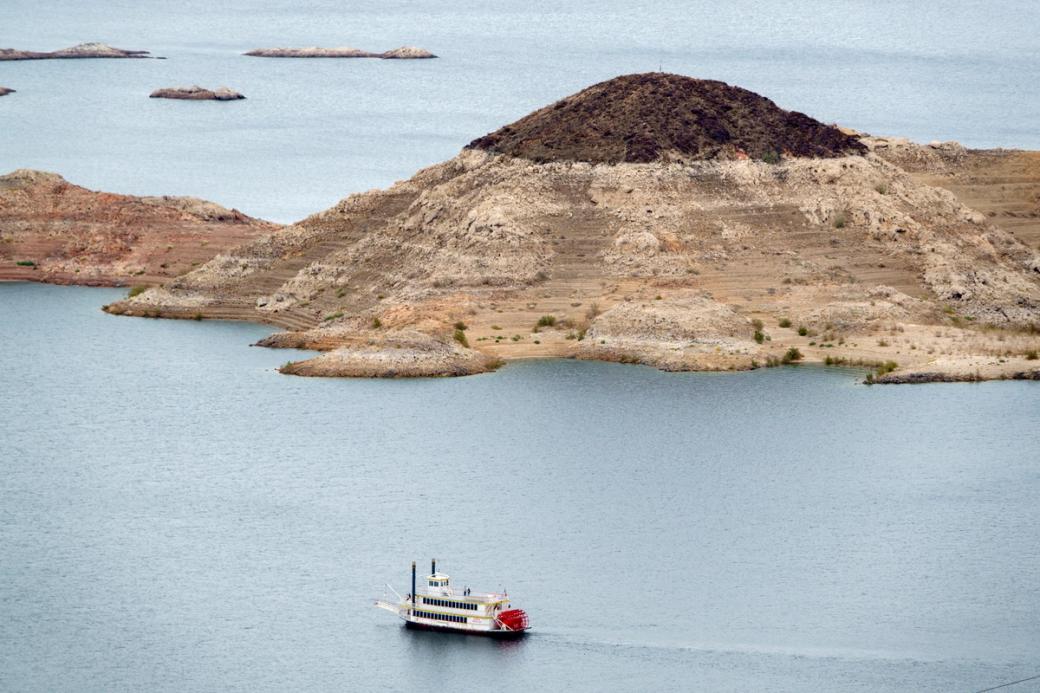 A white boat drives along Lake Mead.