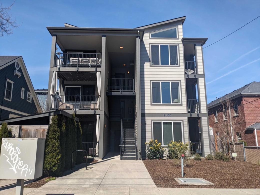 3-story apartment building