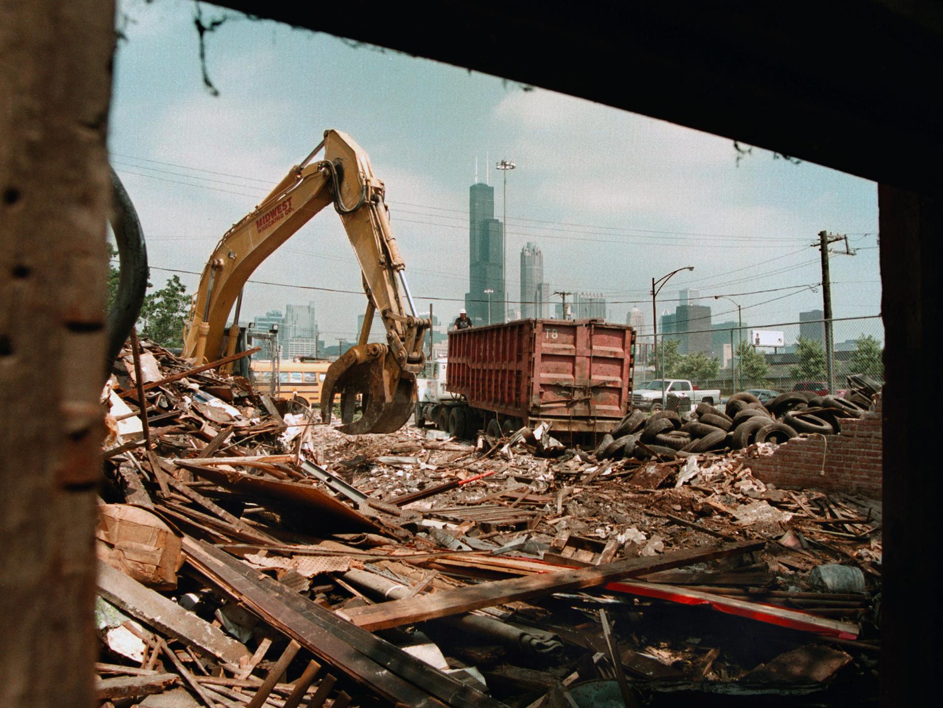 In 2002, the city cleared out the final buildings on Maxwell Street in 2002 to make way for UIC’s $525 million expansion.