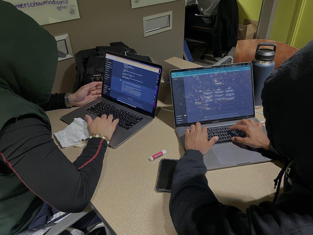 A pilot program at UW-Madison notifies advisors if a student is exhibiting patterns of low academic performance.