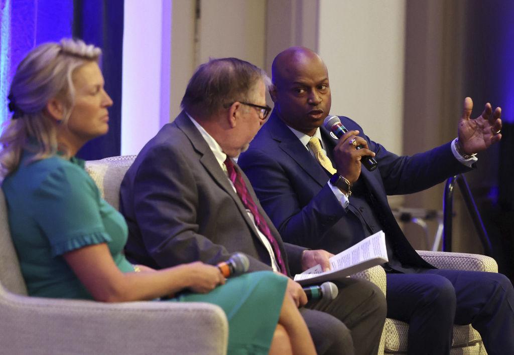 Illinois House Speaker Emanuel Chris Welch speaks in Springfield April 26.