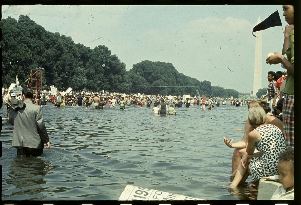 People assembled around the Lincoln Memorial in the 1968 Solidarity Day Rally. (Bettmann/Getty Images)