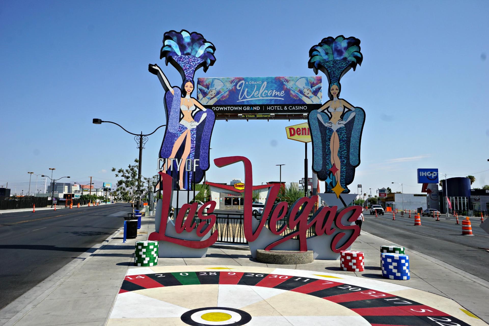 Downtown showgirls. (Rob Kachelriess/City Cast Las Vegas)
