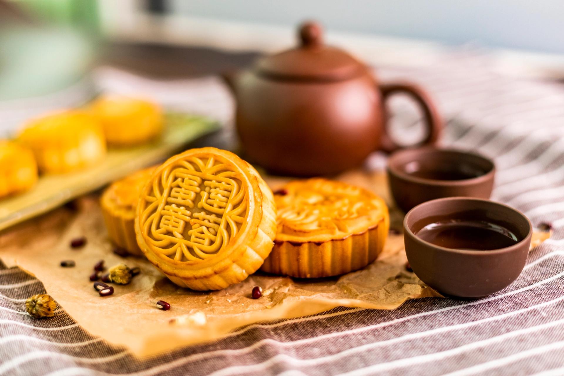 mooncakes and tea