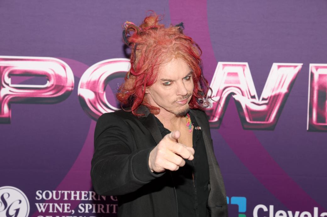 Carrot Top points a finger at the camera.